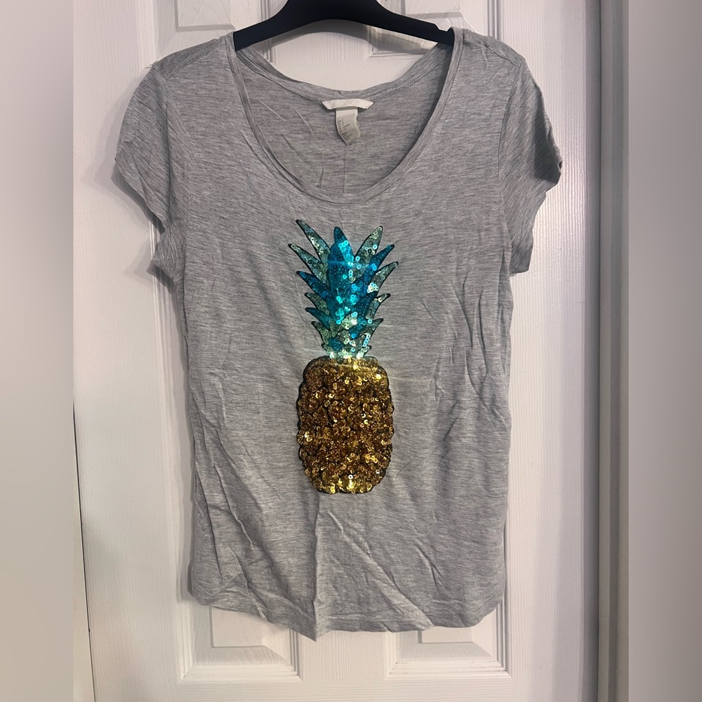 H&M T-Shirt with Sequin Pineapple Design size Small